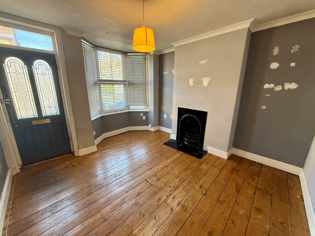 Lot: 89 - MID-TERRACE HOUSE FOR REFURBISHMENT - Living room